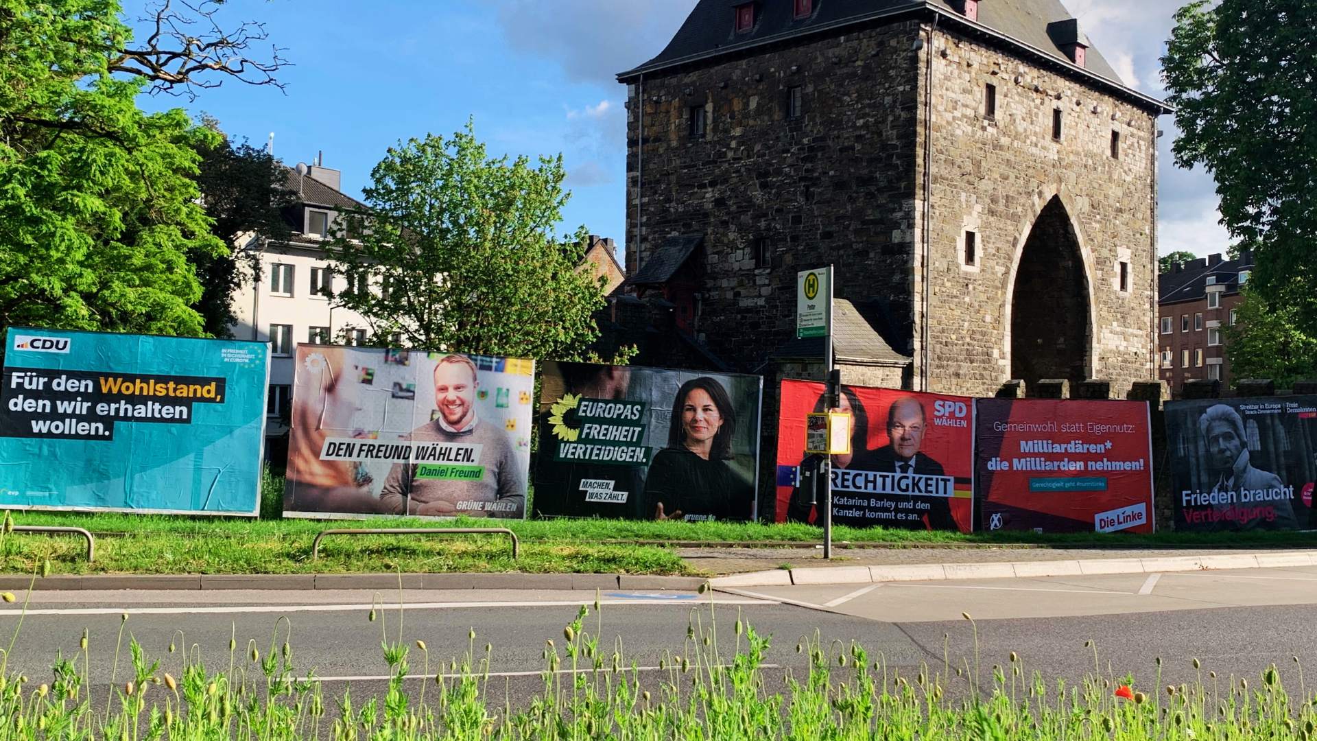 Plakate zur Europawahl am Ponttor in Aachen