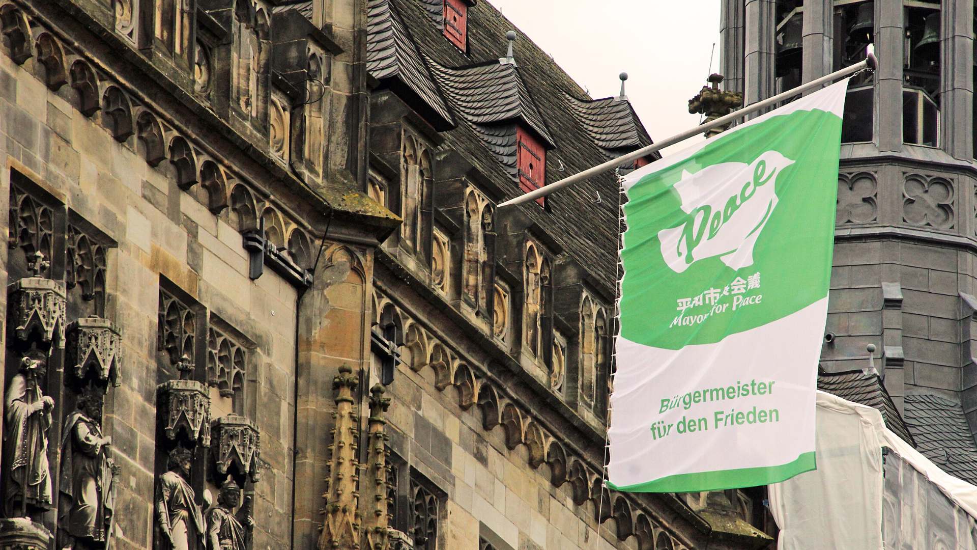 Friedensflagge der Mayors for Peace in Aachen