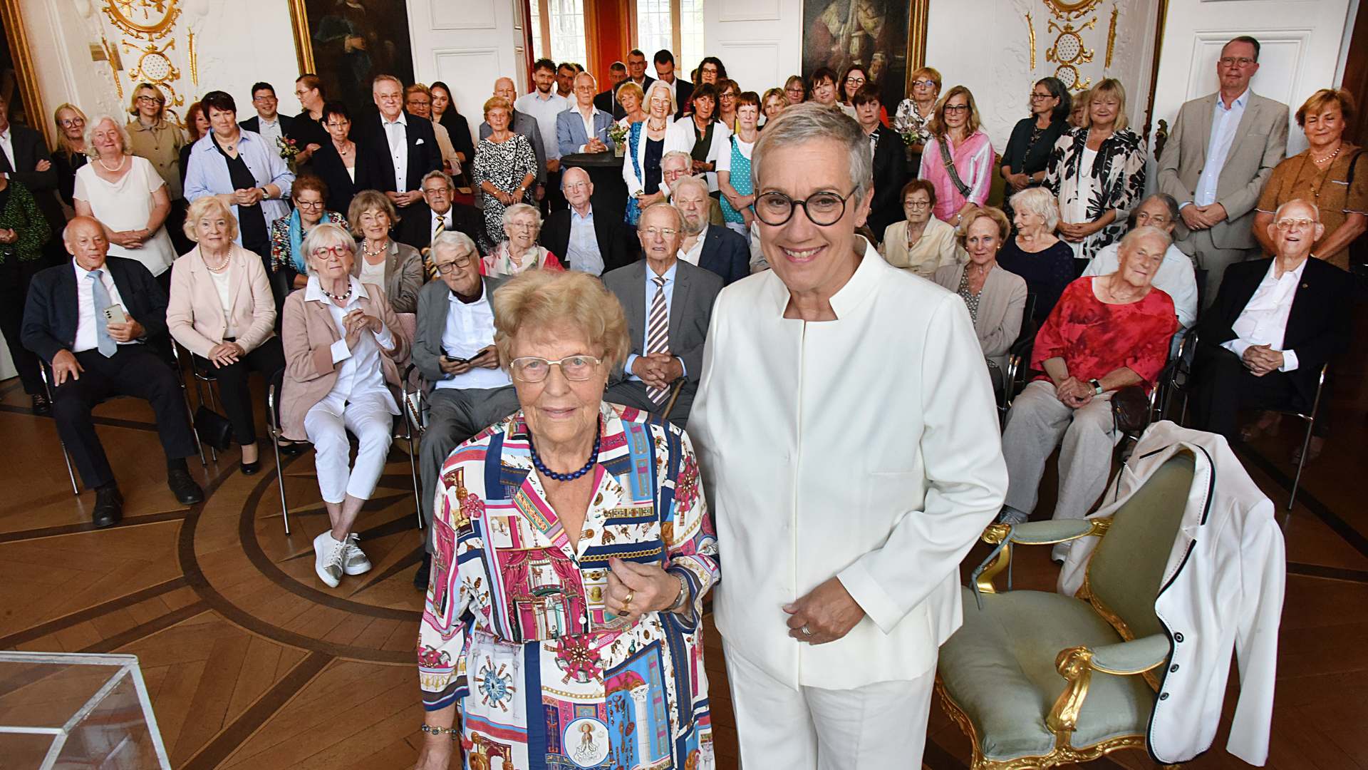 Elisabeth Geusen wird im Rathaus mit dem Ehrenring der Stadt Aachen ausgezeichnet