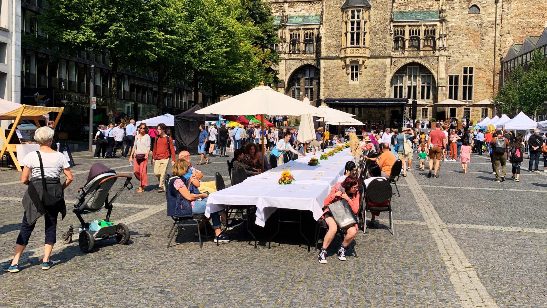 Die lange Tafel der Vielfalt auf dem Katschhof in Aachen