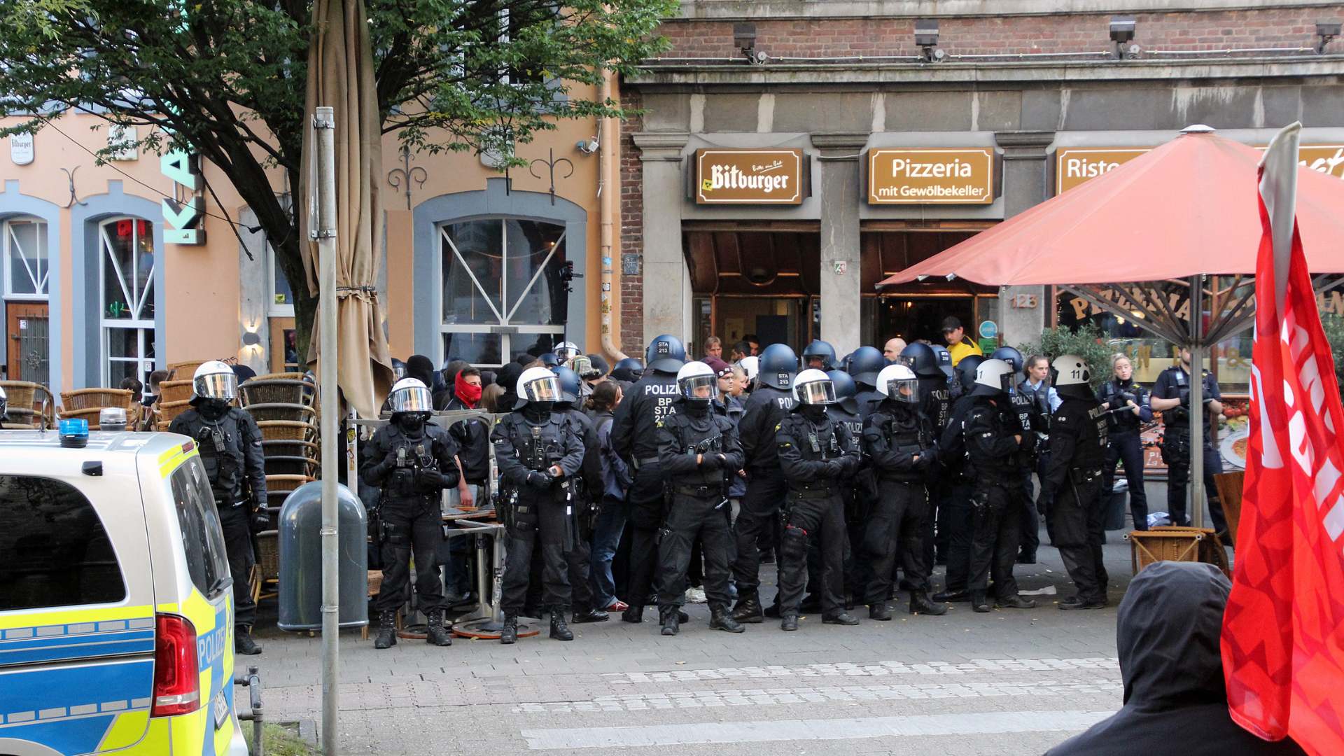 Proteste und Polizeieinsatz bei Treffen der AfD in Aachen