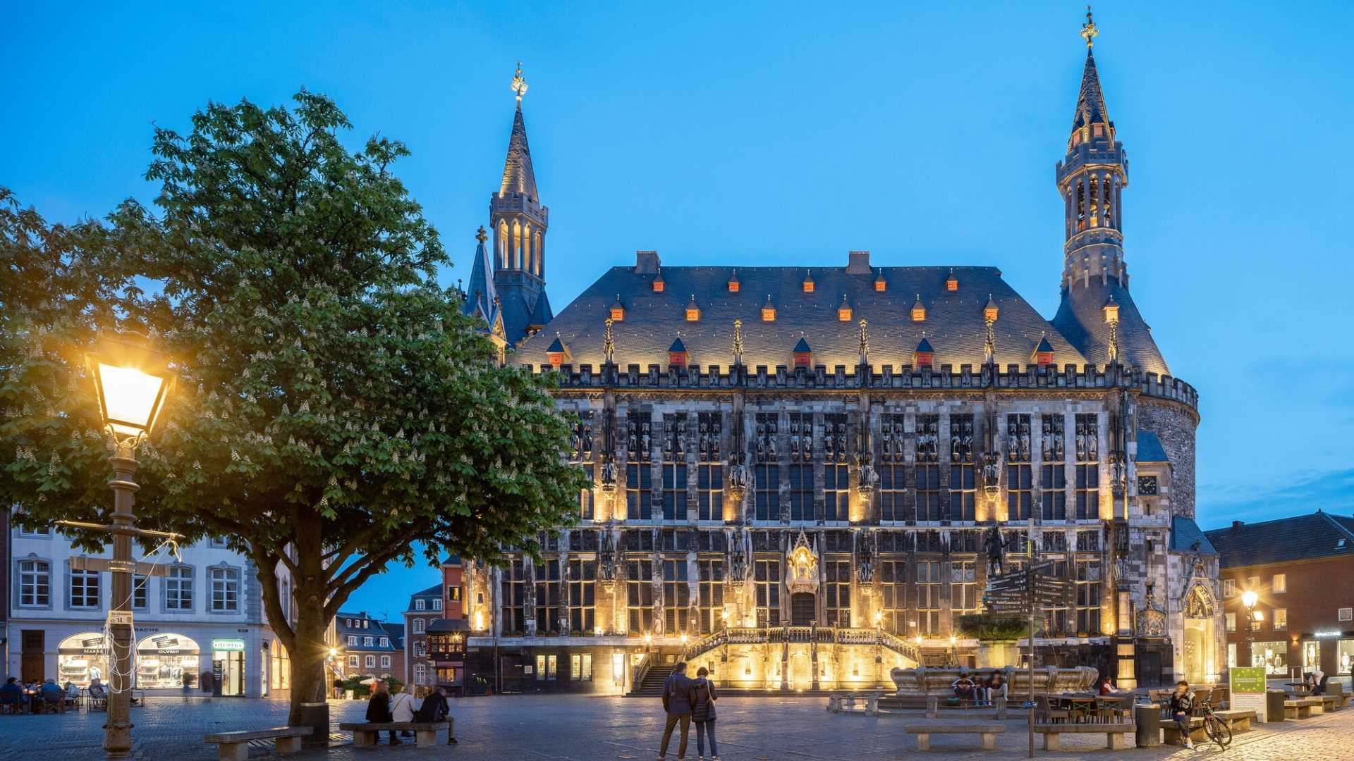 Das Aachener Rathaus am Abend